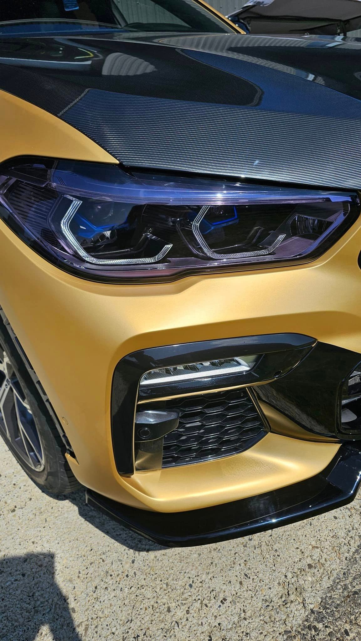 Folie PPF transparentă aplicată pe caroseria unui automobil pentru protecția vopselei