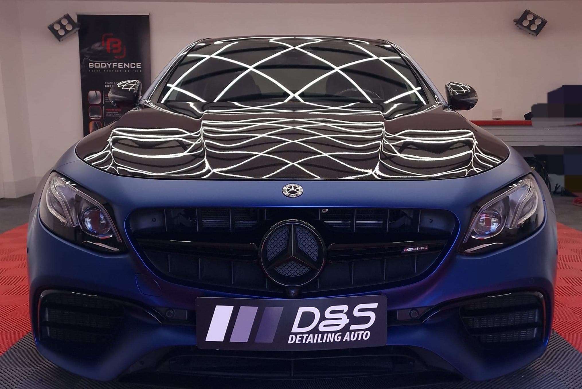 Proces de colantare auto cu folie premium într-un atelier de detailing din Suceava